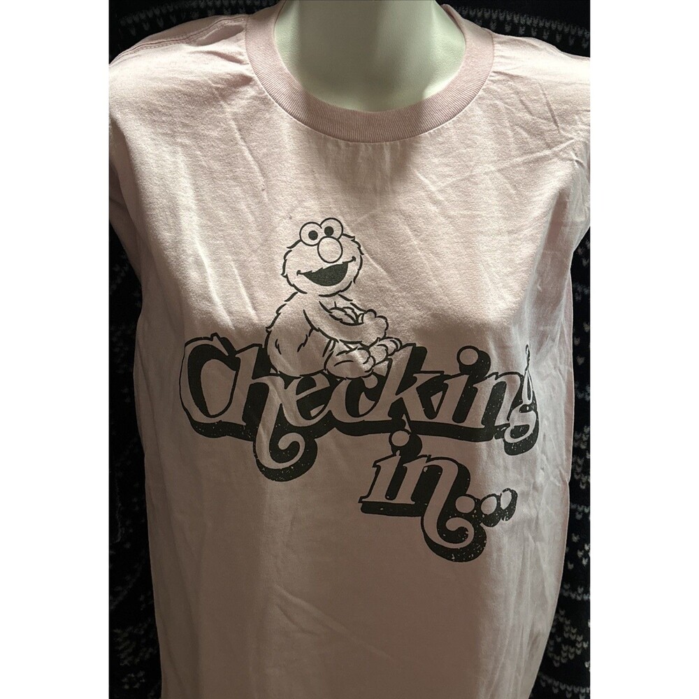 (P20) XS Small Elmo Checking in... Short Sleeve Graphic T-Shirt - Light Pink